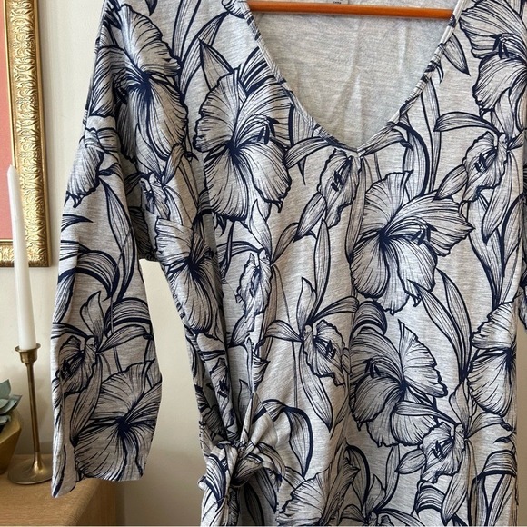 Tommy Bahama Heather Sands Dress Floral Wrap Tie Waist V-Neck Gray Blue Size M - Picture 3 of 7